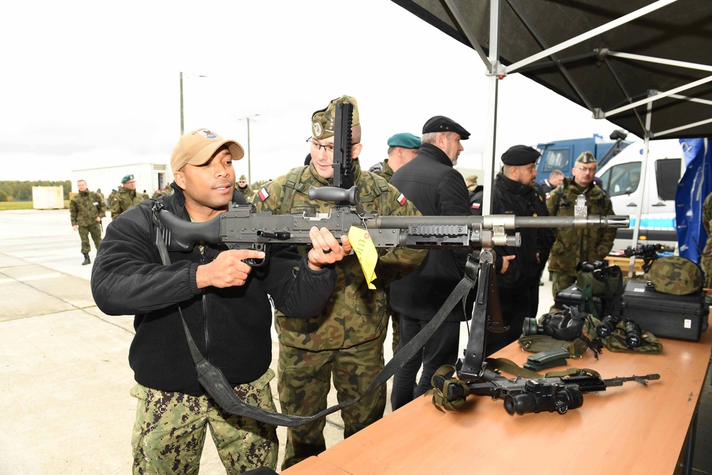 NSF Redzikowo Sailors show members of the Polish military a static weapons display