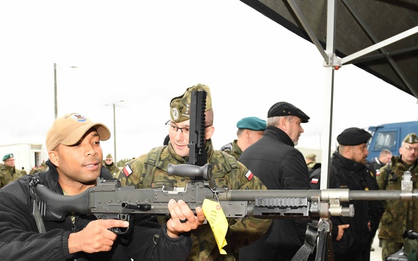 NSF Redzikowo Sailors show members of the Polish military a static weapons display