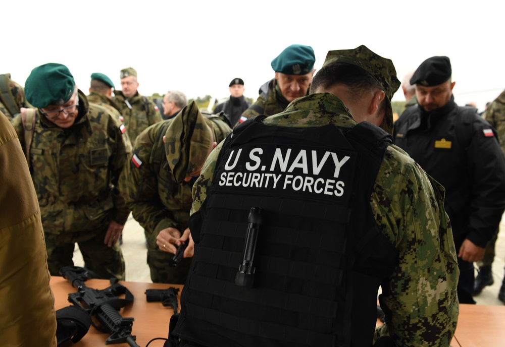 NSF Redzikowo Sailors show members of the Polish military a static weapons display