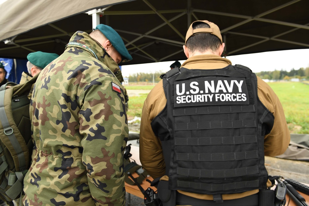 NSF Redzikowo Sailors show members of the Polish military a static weapons display