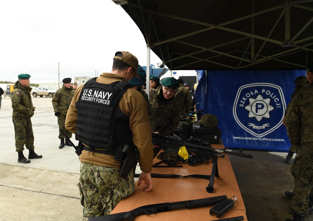 NSF Redzikowo Sailors show members of the Polish military a static weapons display