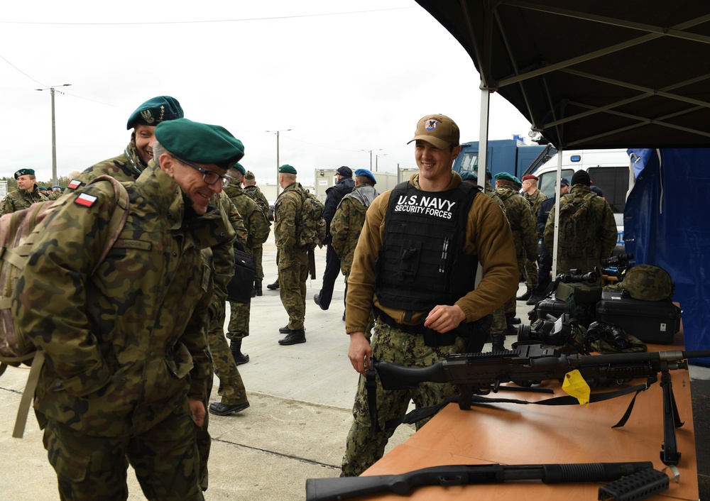 NSF Redzikowo Sailors show members of the Polish military a static weapons display