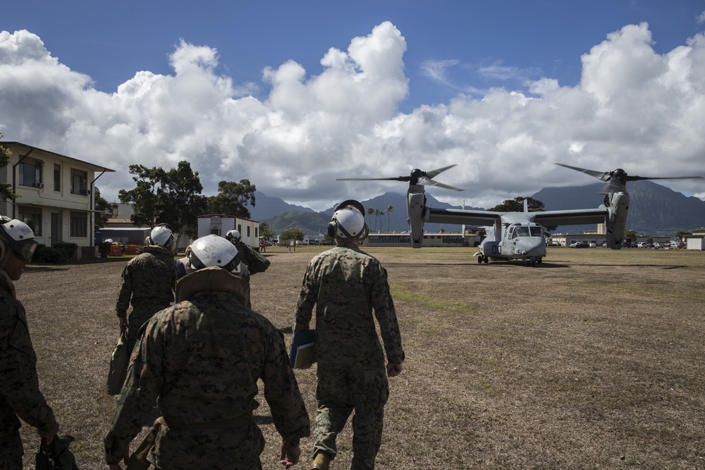 Brig. Gen. Rock Surveys Pōhakuloa Training Area