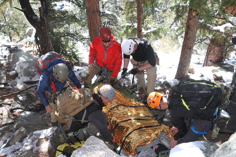 Colorado National Guard soldiers complete Adanced Military Mountaineering Course