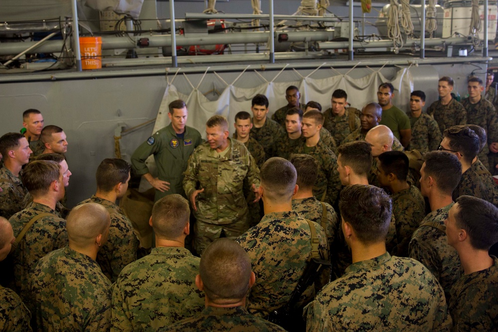 Commander of U.S. Army North visits USS Kearsarge