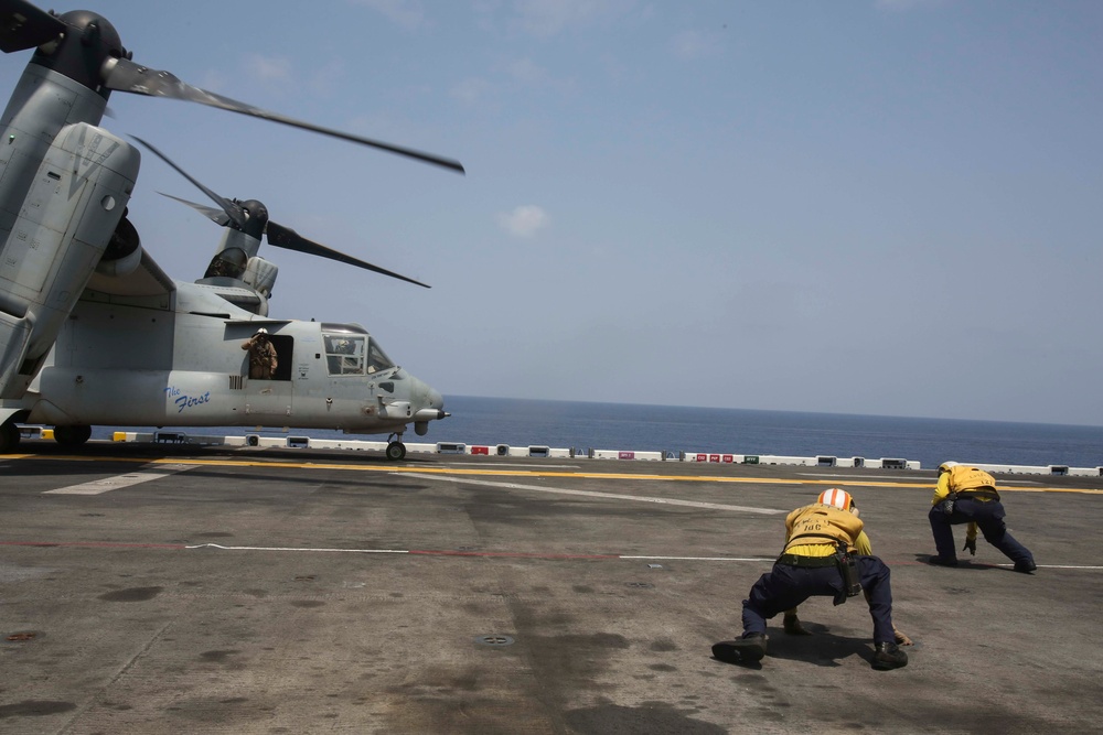 MV-22B Ospreys take off