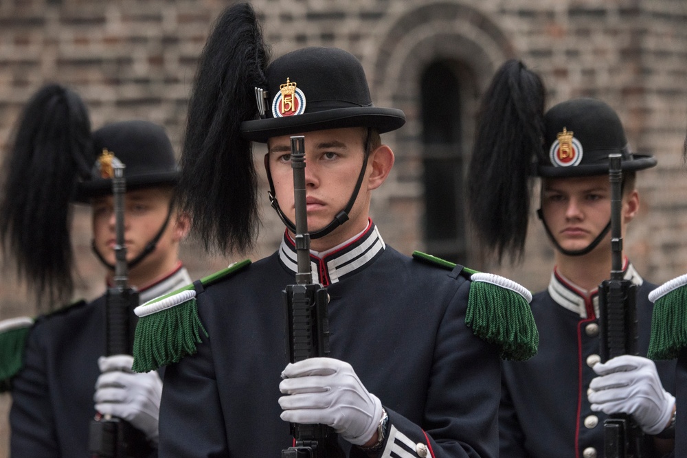 CJCS and Admiral Haakon Bruun-Hanssen, Norwegian Chief of Defence inspect Norwegian Honor Guard