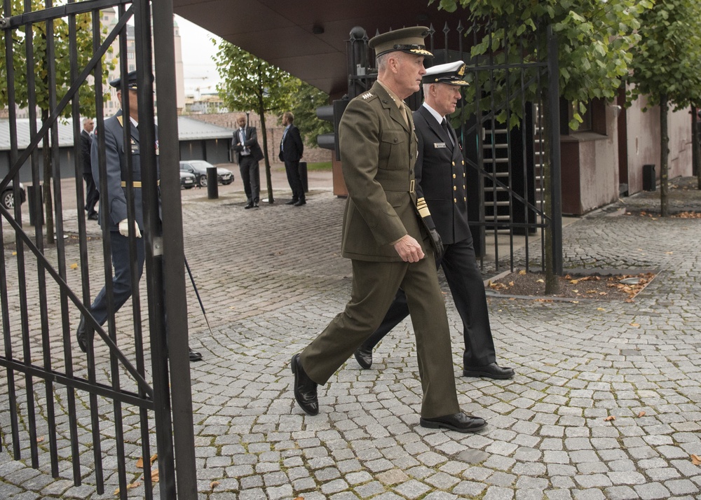 CJCS and Admiral Haakon Bruun-Hanssen, Norwegian Chief of Defence inspect Norwegian Honor Guard