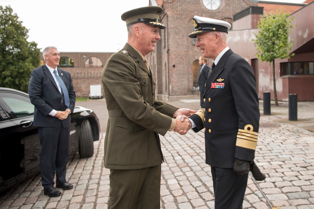 CJCS and Admiral Haakon Bruun-Hanssen, Norwegian Chief of Defence inspect Norwegian Honor Guard