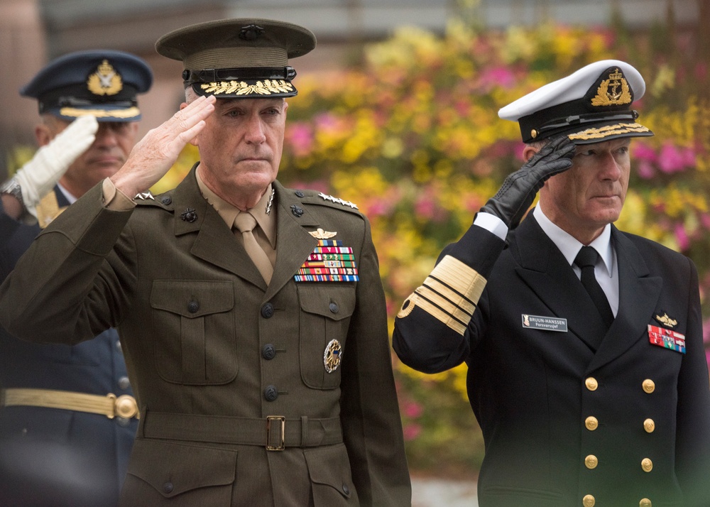 CJCS and Admiral Haakon Bruun-Hanssen, Norwegian Chief of Defence inspect Norwegian Honor Guard