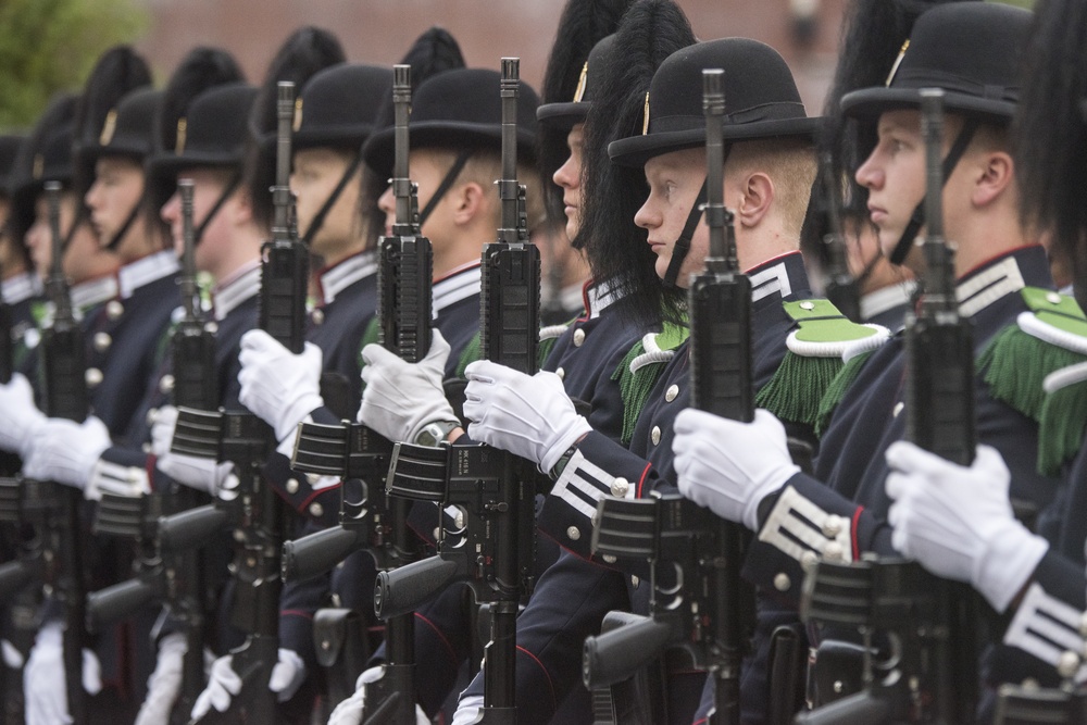 CJCS and Admiral Haakon Bruun-Hanssen, Norwegian Chief of Defence inspect Norwegian Honor Guard