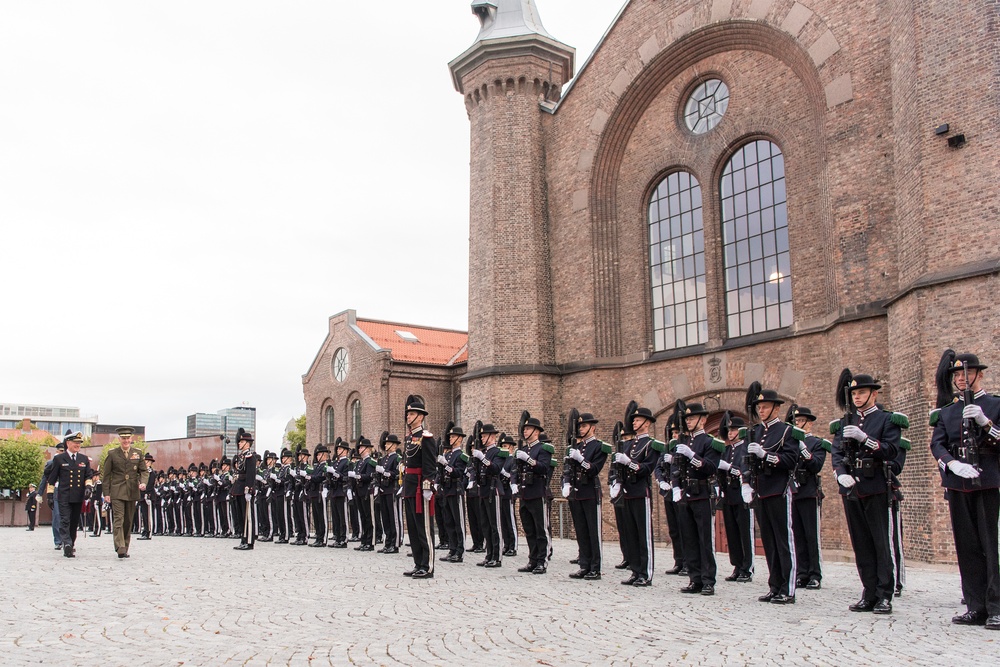 CJCS and Admiral Haakon Bruun-Hanssen, Norwegian Chief of Defence inspect Norwegian Honor Guard