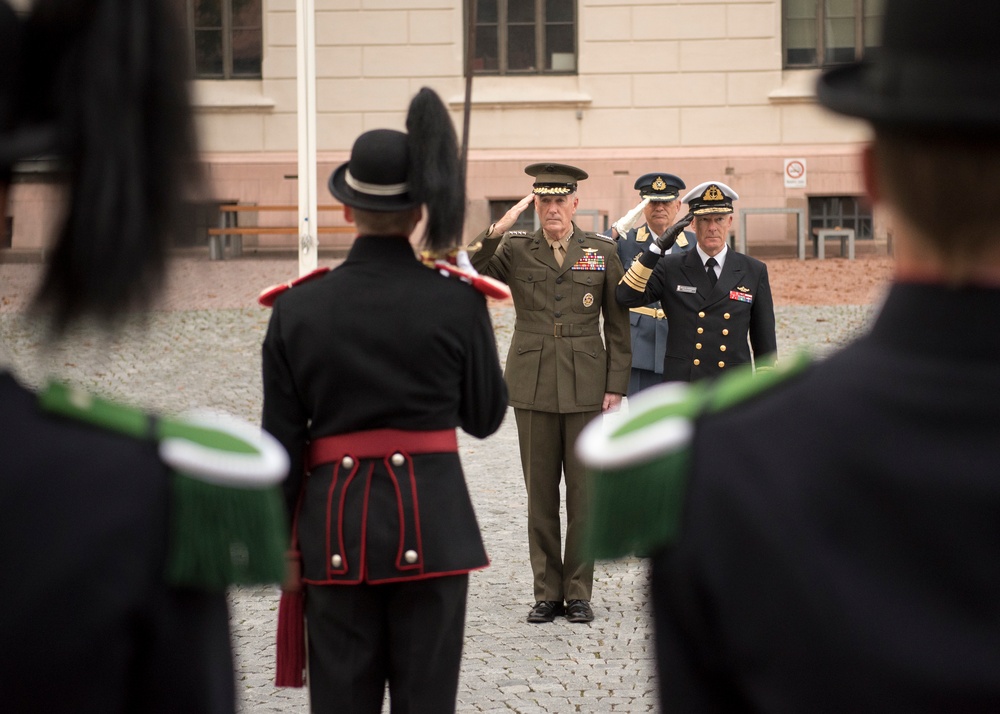 CJCS and Admiral Haakon Bruun-Hanssen, Norwegian Chief of Defence inspect Norwegian Honor Guard