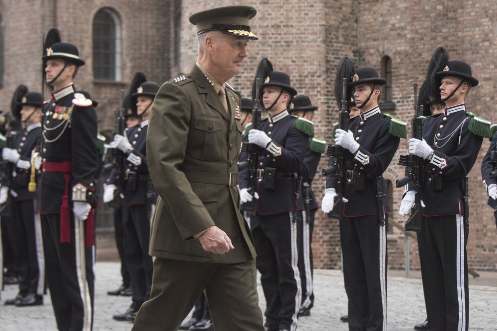 CJCS and Admiral Haakon Bruun-Hanssen, Norwegian Chief of Defence inspect Norwegian Honor Guard