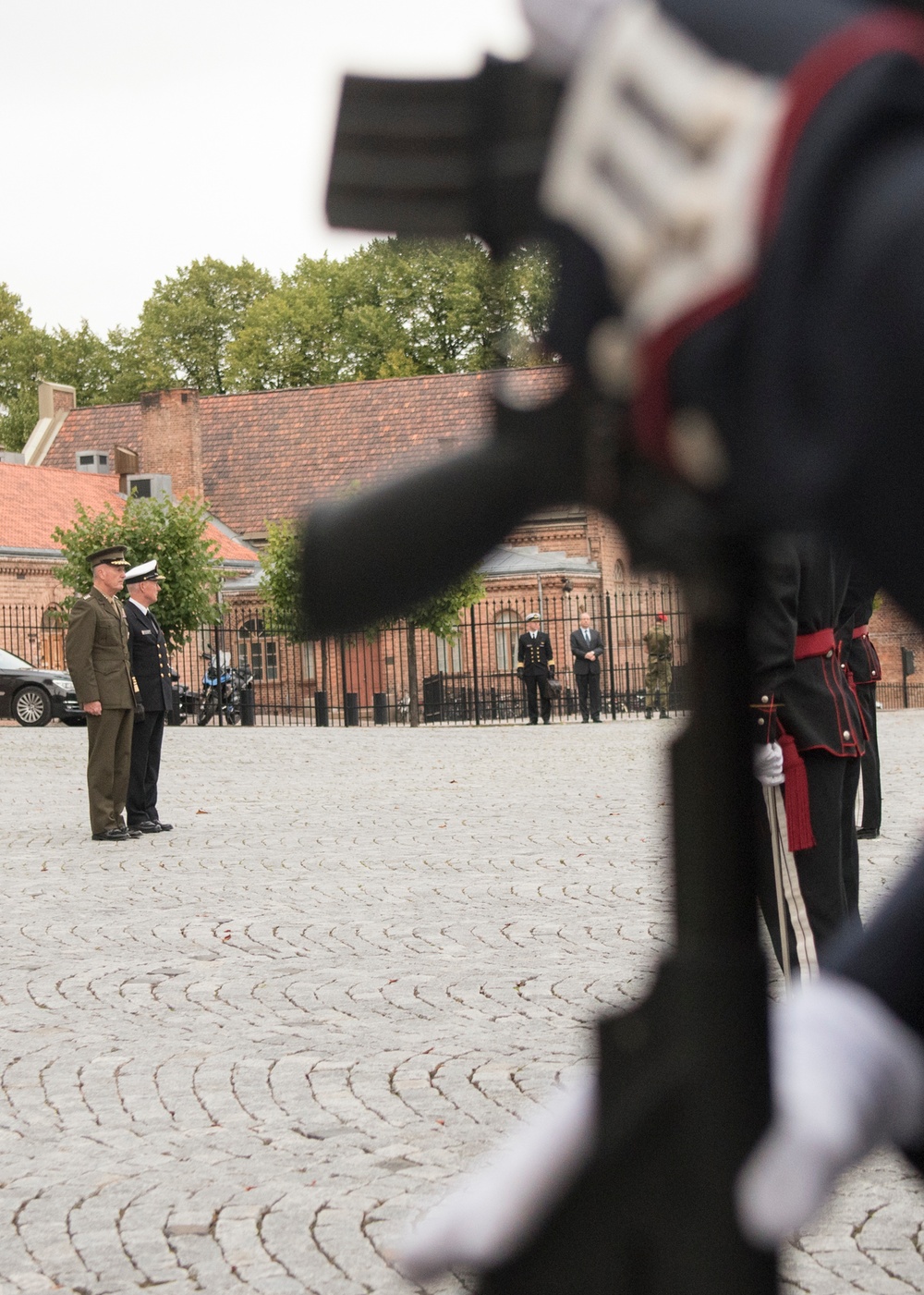 CJCS and Admiral Haakon Bruun-Hanssen, Norwegian Chief of Defence inspect Norwegian Honor Guard