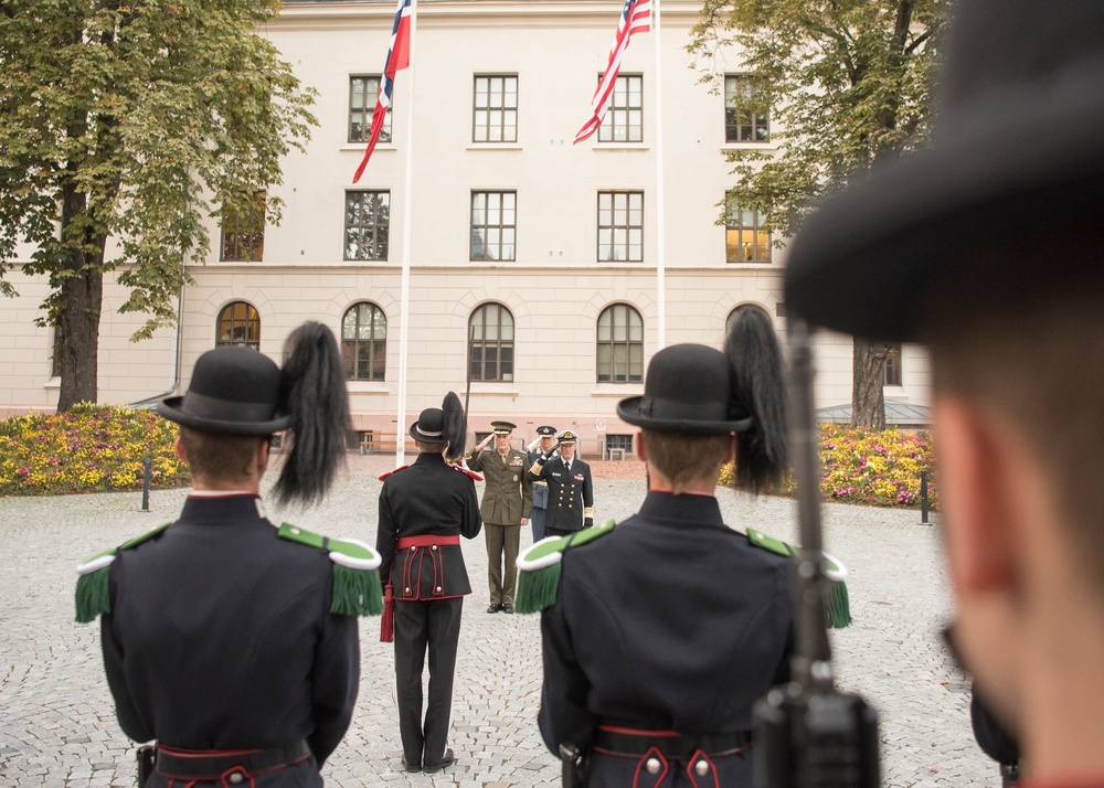 CJCS and Admiral Haakon Bruun-Hanssen, Norwegian Chief of Defence inspect Norwegian Honor Guard