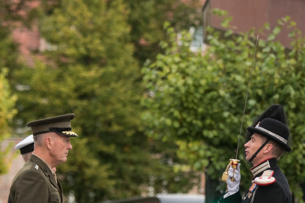 CJCS and Admiral Haakon Bruun-Hanssen, Norwegian Chief of Defence inspect Norwegian Honor Guard