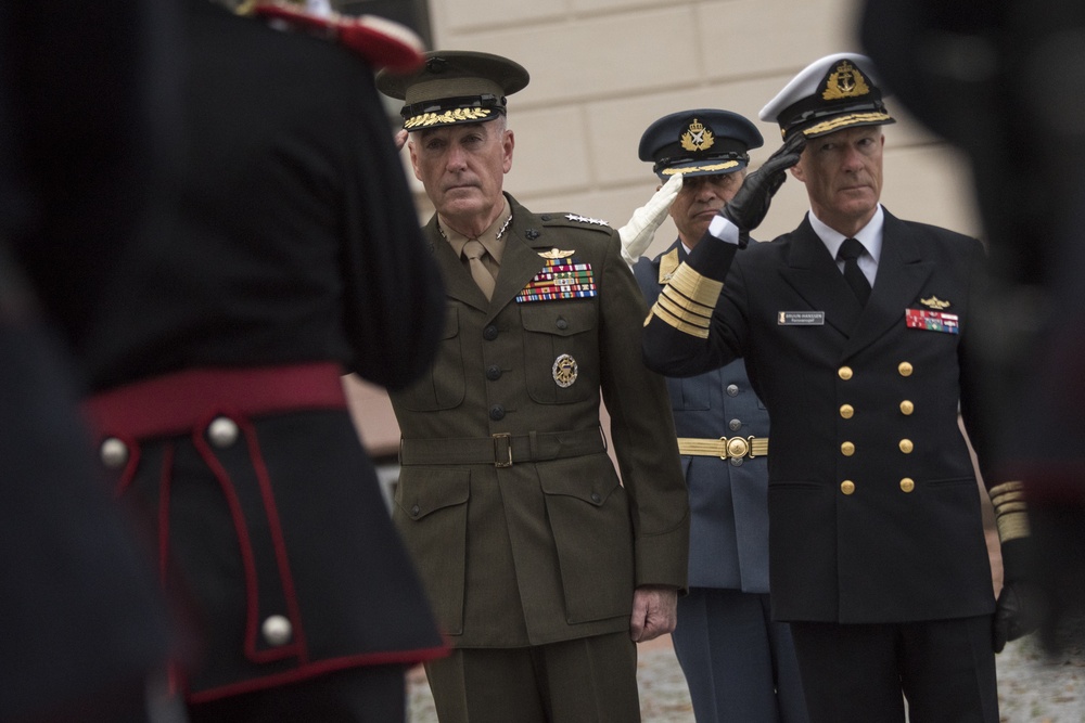 CJCS and Admiral Haakon Bruun-Hanssen, Norwegian Chief of Defence inspect Norwegian Honor Guard