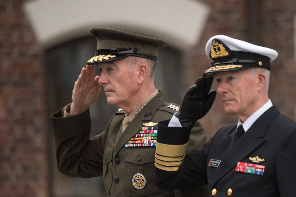 CJCS and Admiral Haakon Bruun-Hanssen, Norwegian Chief of Defence inspect Norwegian Honor Guard