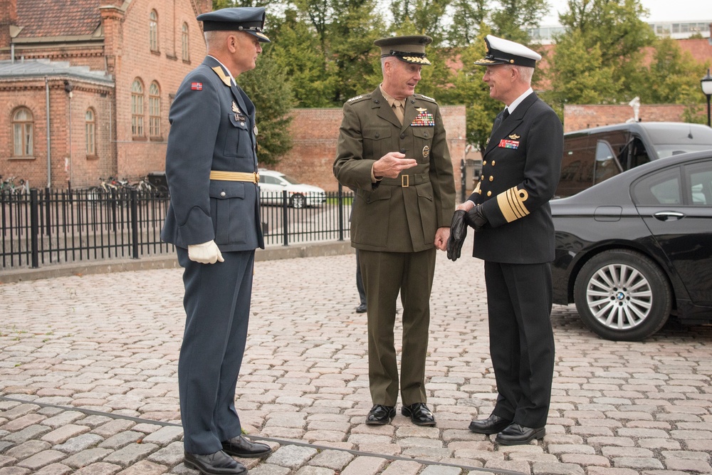 CJCS and Admiral Haakon Bruun-Hanssen, Norwegian Chief of Defence inspect Norwegian Honor Guard