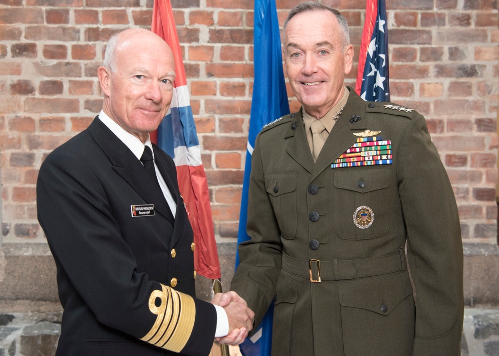 CJCS and Admiral Haakon Bruun-Hanssen, Norwegian Chief of Defence inspect Norwegian Honor Guard