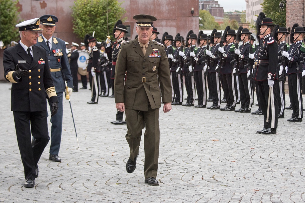 CJCS and Admiral Haakon Bruun-Hanssen, Norwegian Chief of Defence inspect Norwegian Honor Guard