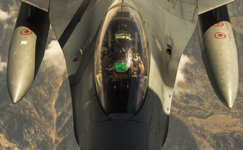 340th EARS refuel F-16s