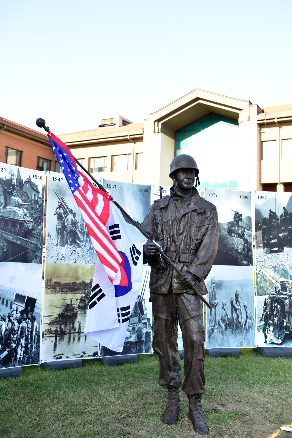 Chipyong-ni Soldier statue unveiled at 2ID/RUCD headquarters