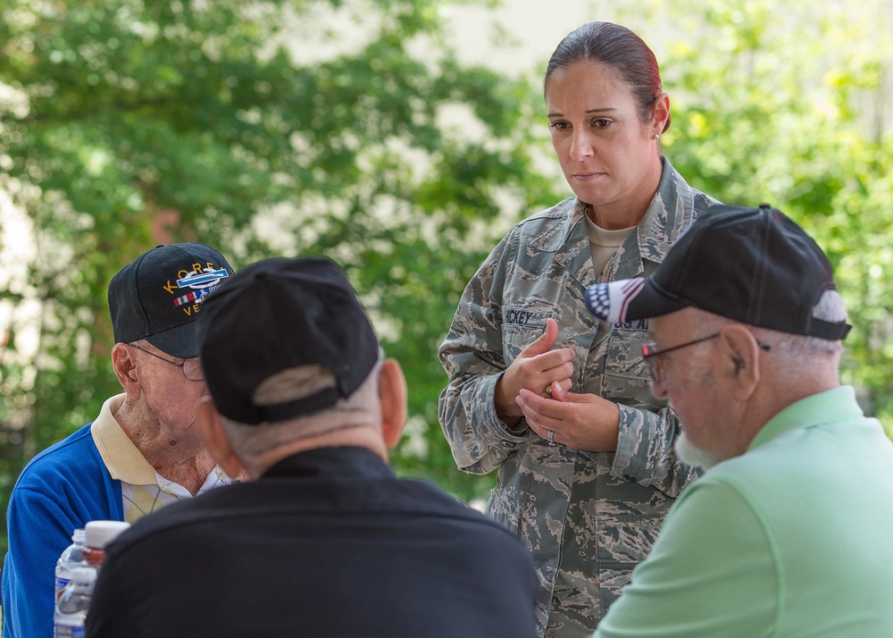 Airmen volunteer at Lowell veterans center