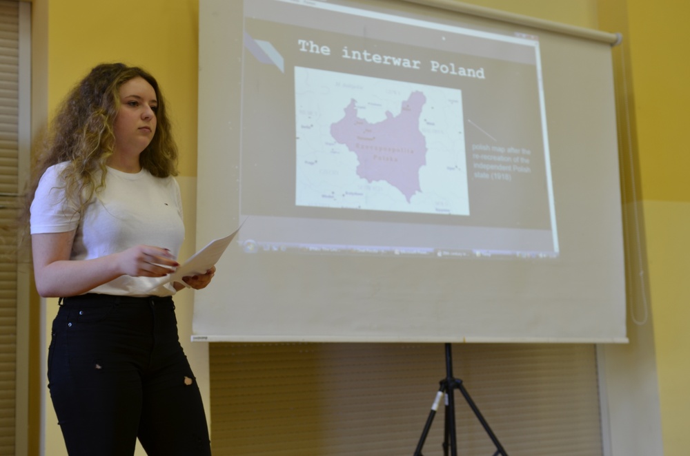 US Soldiers celebrate European Language Day in Poland