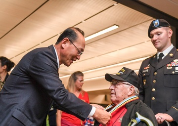 Service Members Welcome Veterans Home