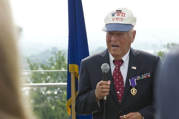 AFDW commander presents Purple Heart to WWII vet