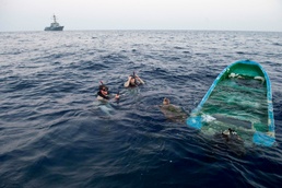 Howard Sailors Rescue Sea Turtle