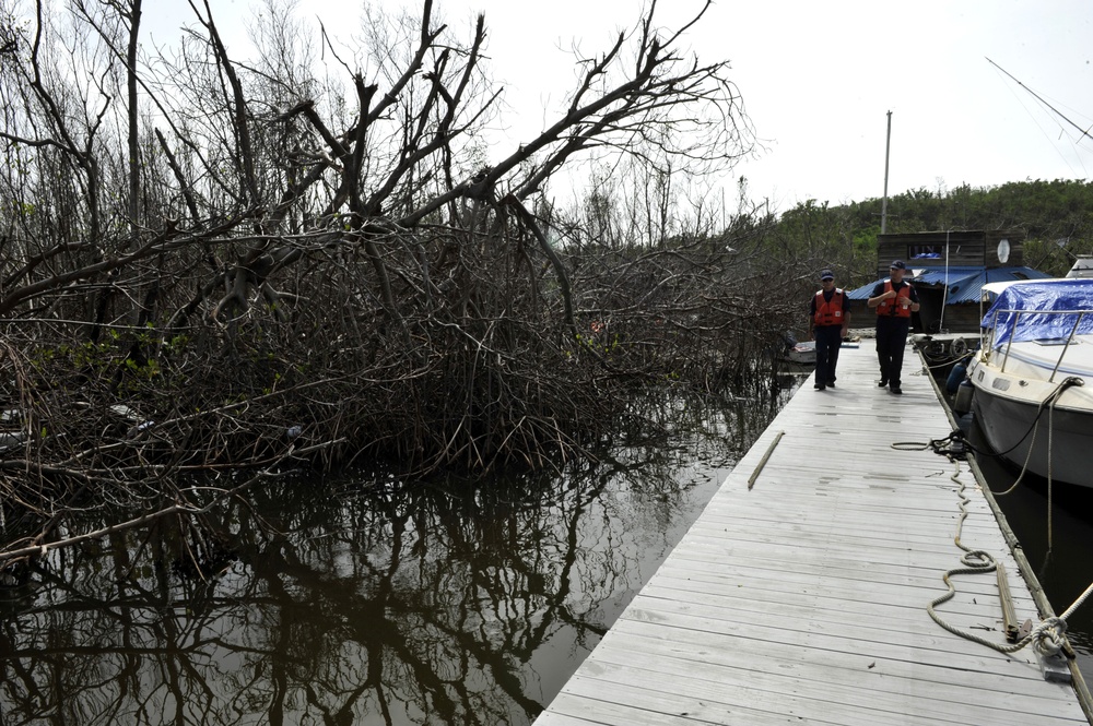 Coast Guard field responders assess vessels for pollution