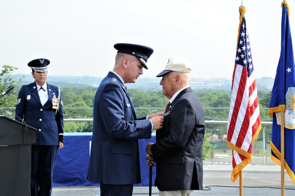 AFDW commander presents Purple Heart to WWII vet