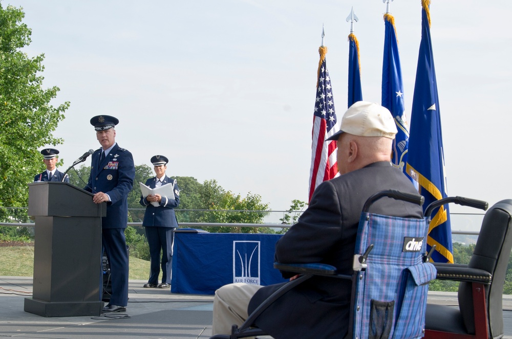 AFDW commander presents Purple Heart to WWII vet