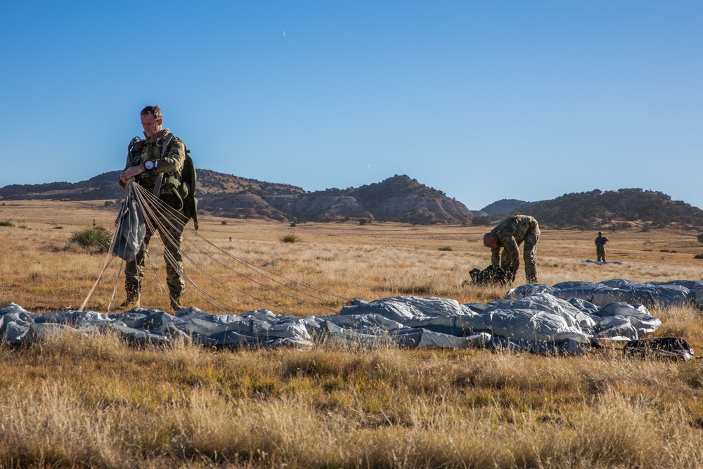 Commander of 10th Special Forces Group (Airborne) conducts Airborne proficiency