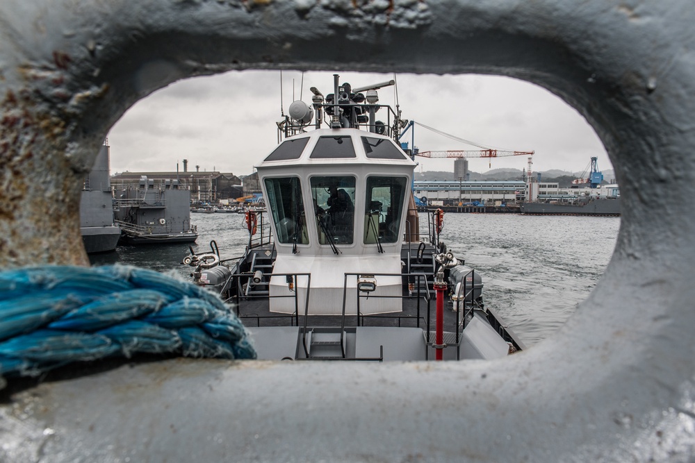 USS Ashland departs Yokosuka