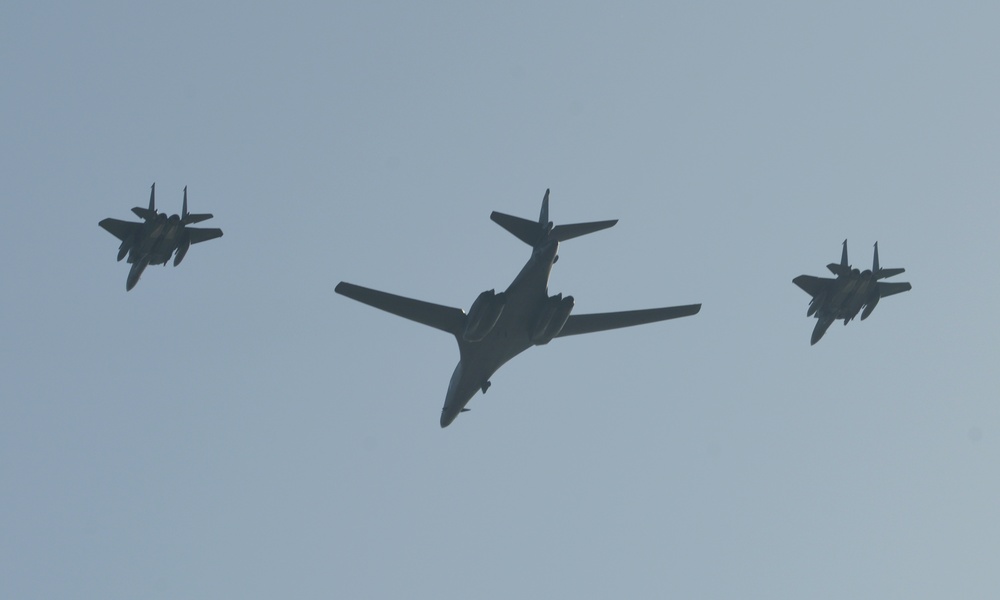 Seoul ADEX 17 B-1 Lancer, F-15K Slam Eagle fly over