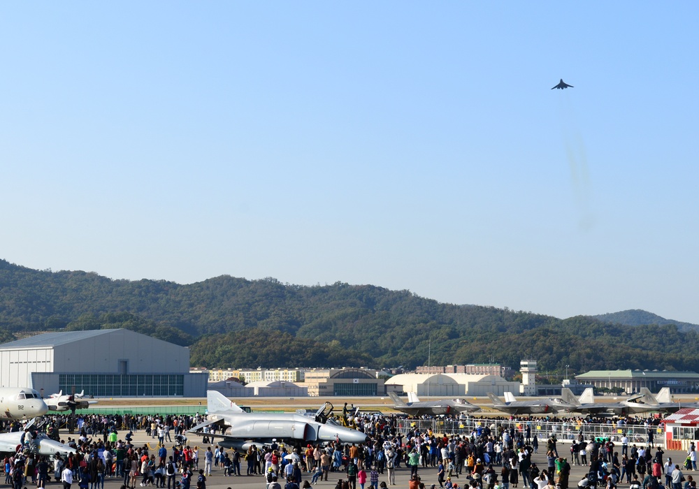 Seoul ADEX 17 B-1 Lancer, F-15K Slam Eagle fly over