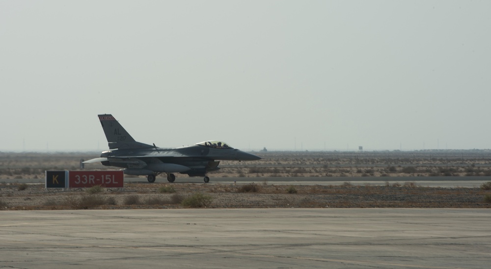 Fighting Falcons arrive in Southwest Asia