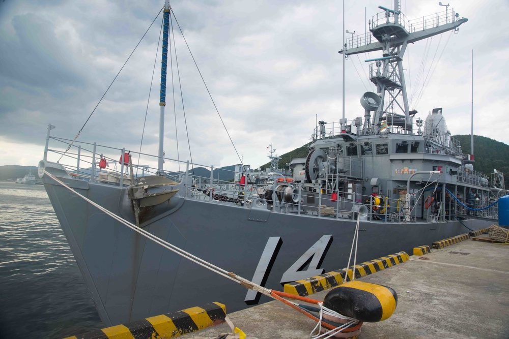 USS Chief arrives in Chinhae