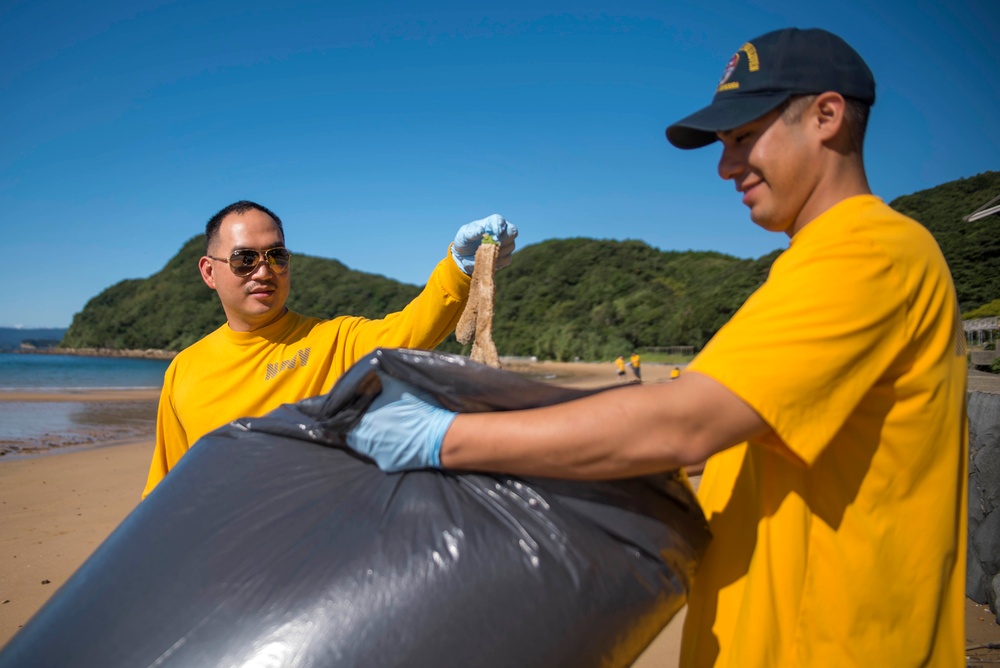 USS Bonhomme Richard (LHD 6) Junior Sailor Association Beach Clean-up