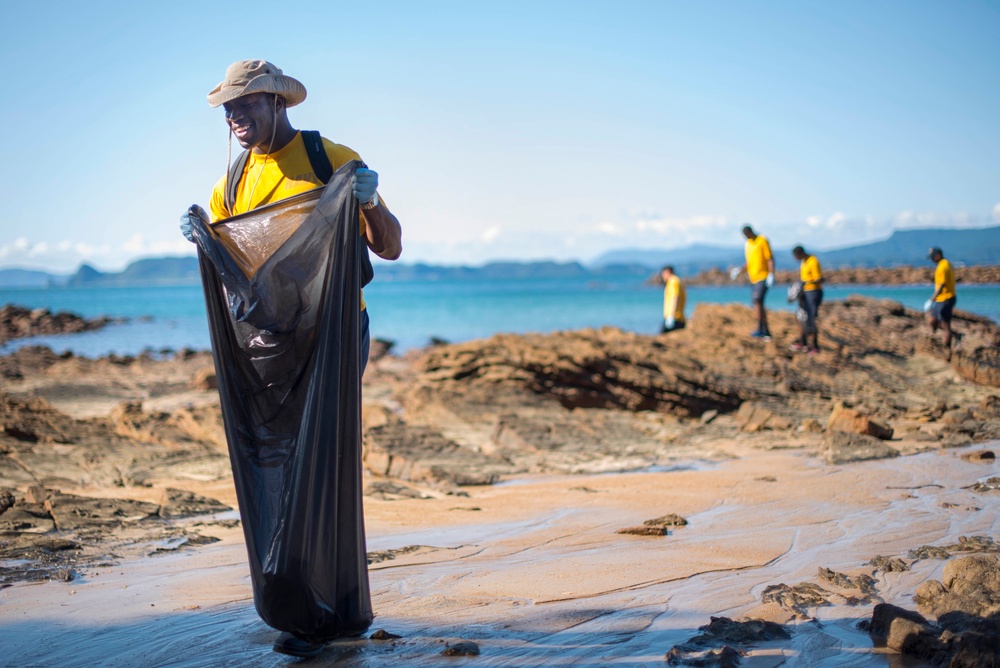 USS Bonhomme Richard (LHD 6) Junior Sailor Association Beach Clean-up