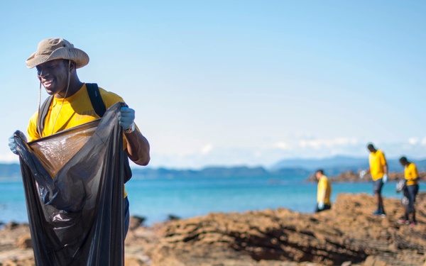 USS Bonhomme Richard (LHD 6) Junior Sailor Association Beach Clean-up