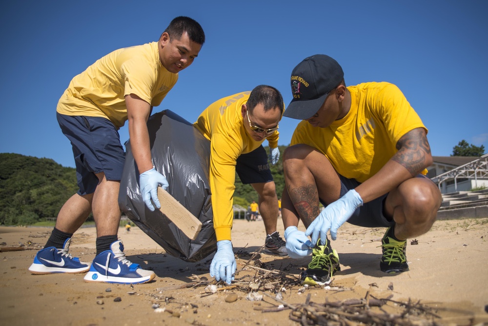 USS Bonhomme Richard (LHD 6) Junior Sailor Association Beach Clean-up