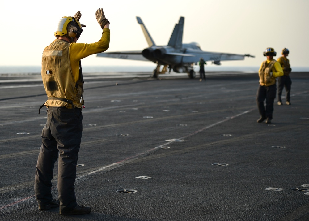 Nimitz Supports Operation Inherent Resolve