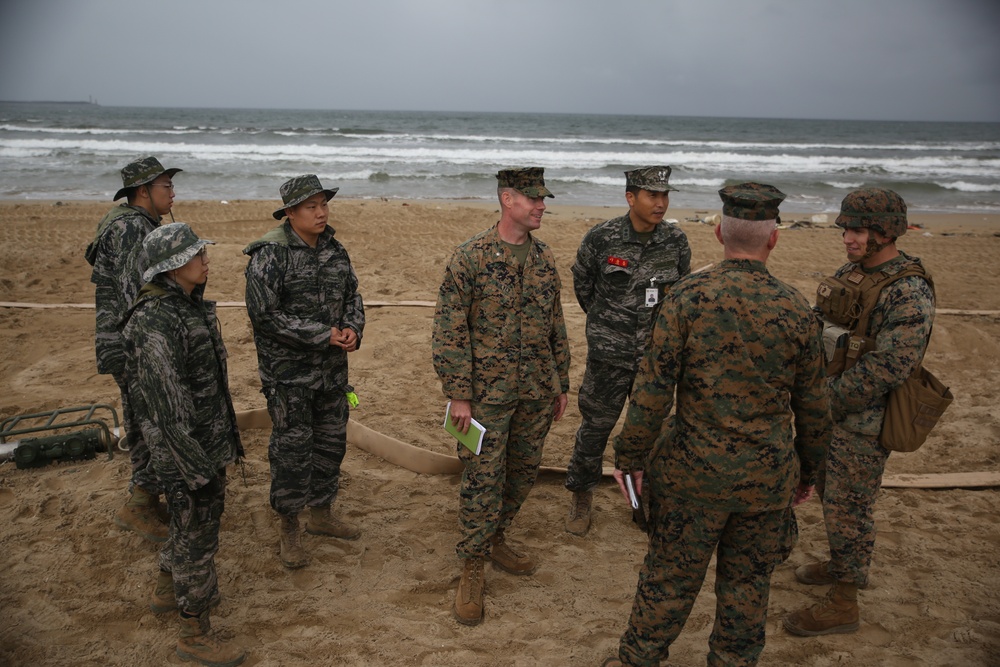 3d MLG Commanding General observes Tactical Water Purification System during Korean Marine Exchange Program 18.1