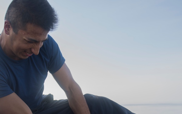 USS Lake Erie (CG 70) EM3 repairs landing light