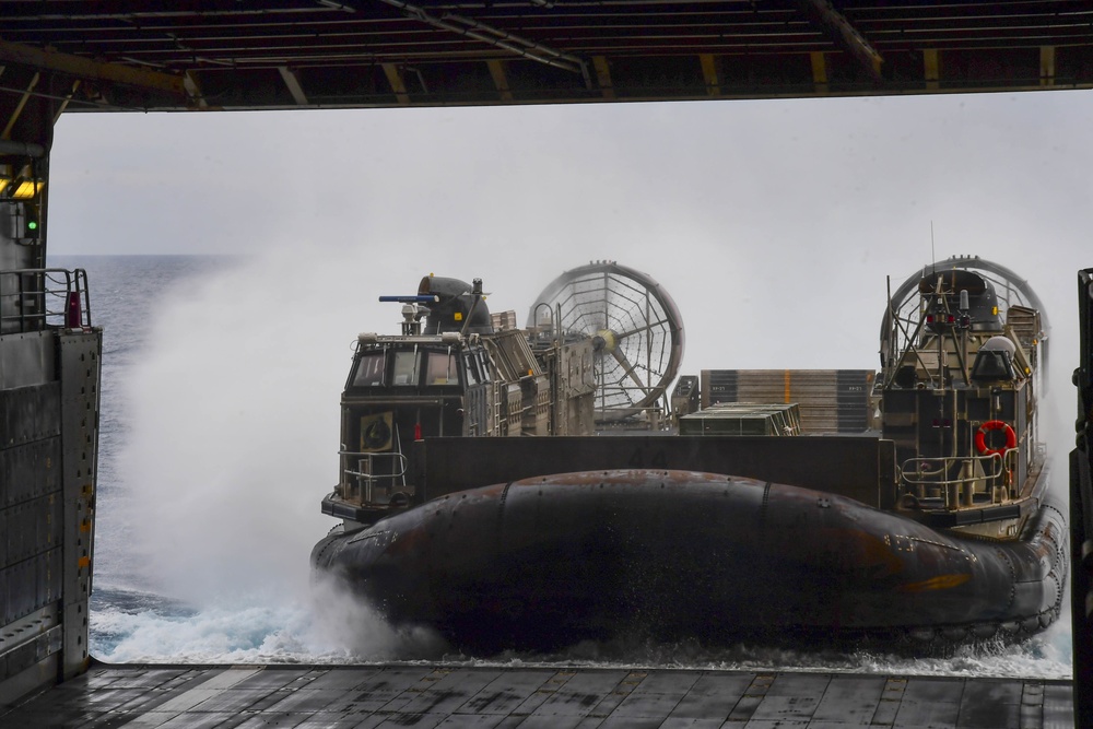 USS San Diego (LPD 22) Landing Craft Air Cushion Operations